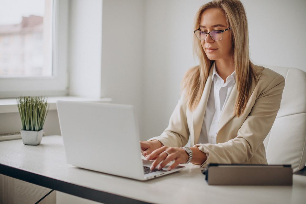 Jornada de Trabalho - mulher usando notebook para trabalhar